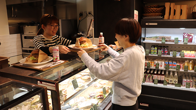 注文が出来上がったらベルが鳴るのでショーケース前で受け取り