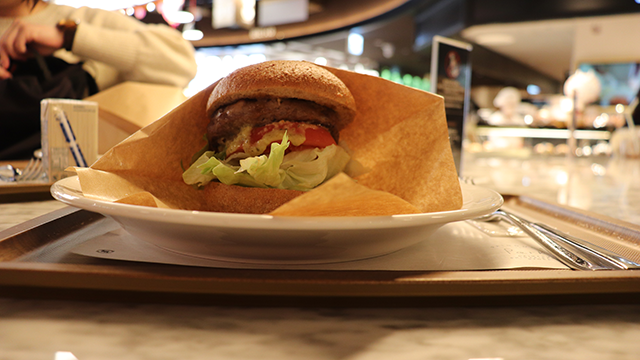 出来立てをフードパークでいただきます！